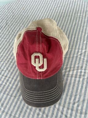 OU (University of Oklahoma) Top of the World distressed trucker cap. OS.